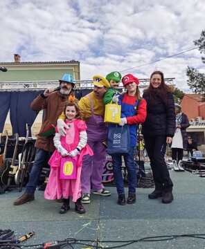 Tretjeuvrščeni so predstavljali Nintendovo igrico Super Mario.